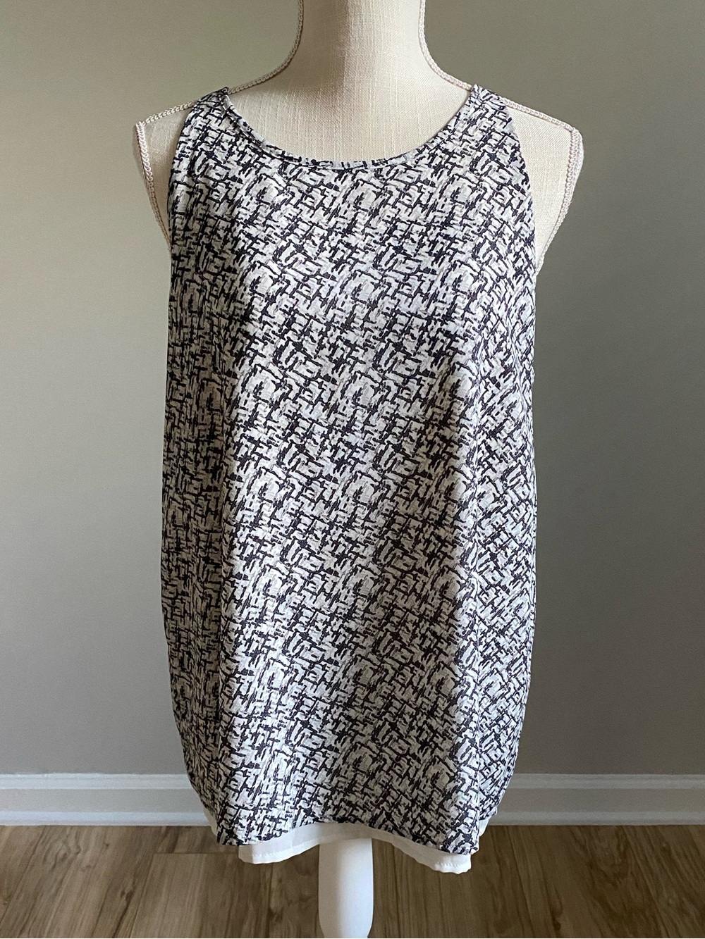 Sleeveless Abstract Black and White Patterned Top